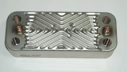 Daikin Wärmetauscher aus Edelstahl mit einer speziellen Oberflächenstruktur. Anschlüsse an beiden Enden. Eignet sich für Gasheizsysteme.